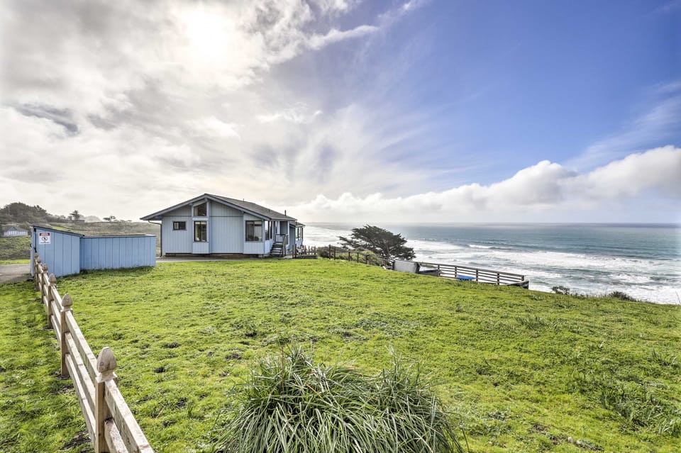 'Rahus Ocean Refuge' with Manchester Coast Views! House in Mendocino County