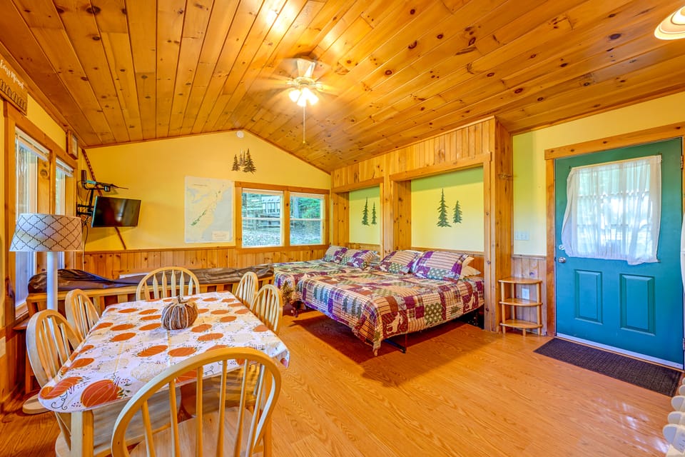 'Gone Hiking' Bryson City Cabin w/ Hot Tub & Grill House in Fontana Lake