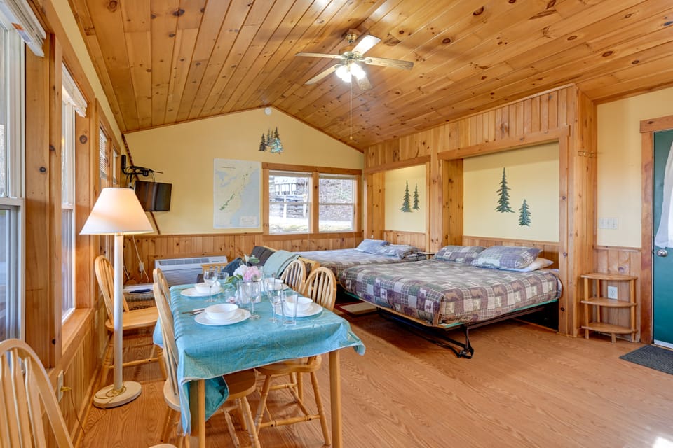 'Gone Hiking' Bryson City Cabin w/ Hot Tub & Grill House in Fontana Lake