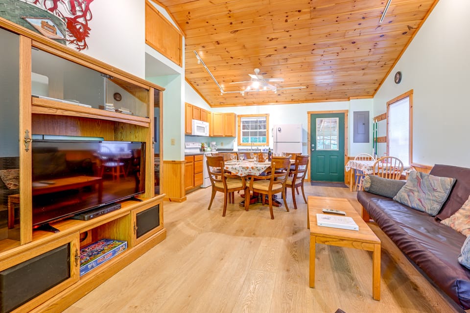 Peaceful Bryson City Cabin - Fire Pit & Hot Tub! House in Fontana Lake