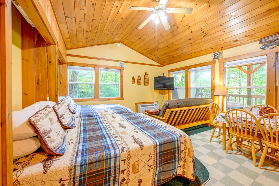 Pet-Friendly Smoky Mountain Cabin: Hunt & Fish! House in Fontana Lake