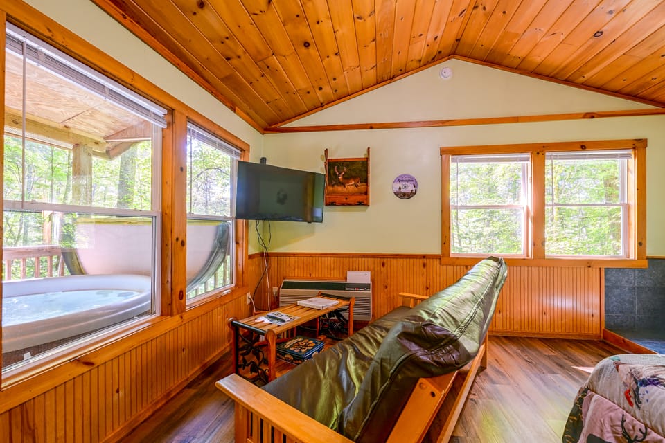 Secluded Nantahala 'Gone Hunting' Cabin w/ Hot Tub House in Fontana Lake