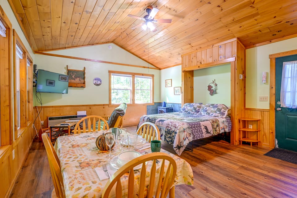 Secluded Nantahala 'Gone Hunting' Cabin w/ Hot Tub House in Fontana Lake
