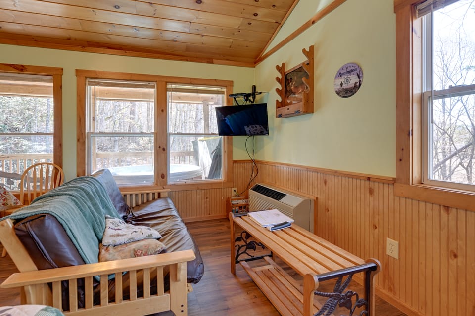 Secluded Nantahala 'Gone Hunting' Cabin w/ Hot Tub House in Fontana Lake