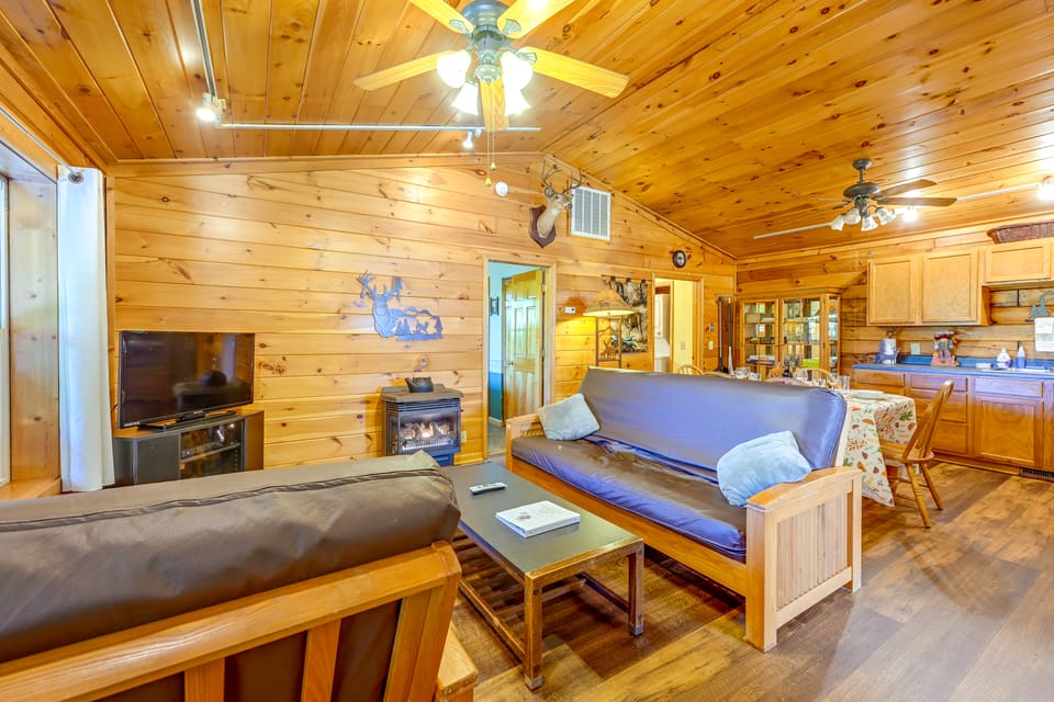 Cozy ‘Deer Glen' Cabin w/ Private Hot Tub & Porch! House in Fontana Lake