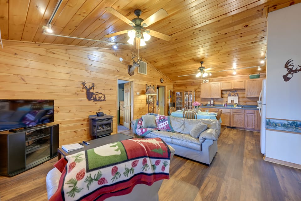 Cozy ‘Deer Glen' Cabin w/ Private Hot Tub & Porch! House in Fontana Lake