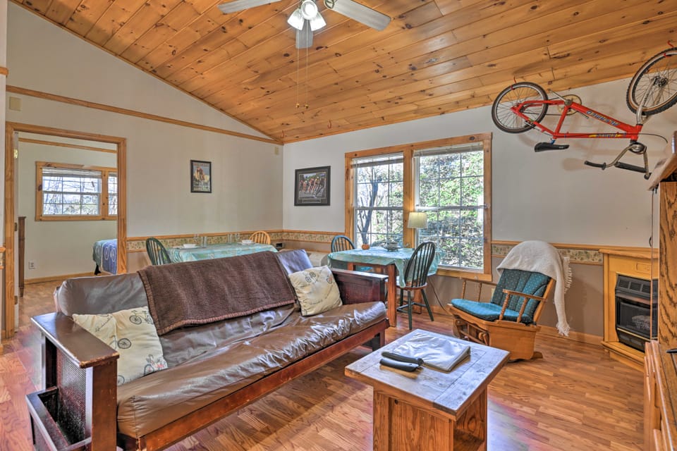 North Carolina Retreat w/ Hot Tub, Deck & Fire Pit House in Fontana Lake