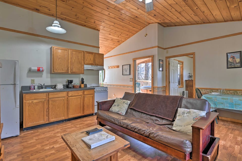 North Carolina Retreat w/ Hot Tub, Deck & Fire Pit House in Fontana Lake