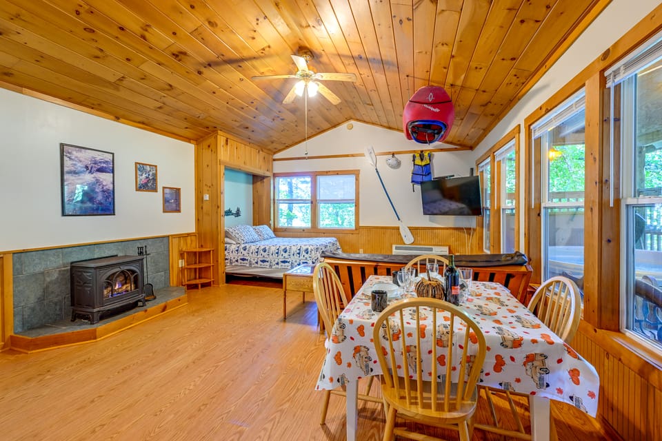 Cabin w/ Hot Tub - Near Nantahala Outdoor Center! Apartment in Fontana Lake