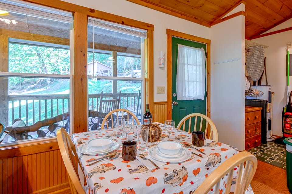 Cabin w/ Hot Tub - Near Nantahala Outdoor Center! Apartment in Fontana Lake