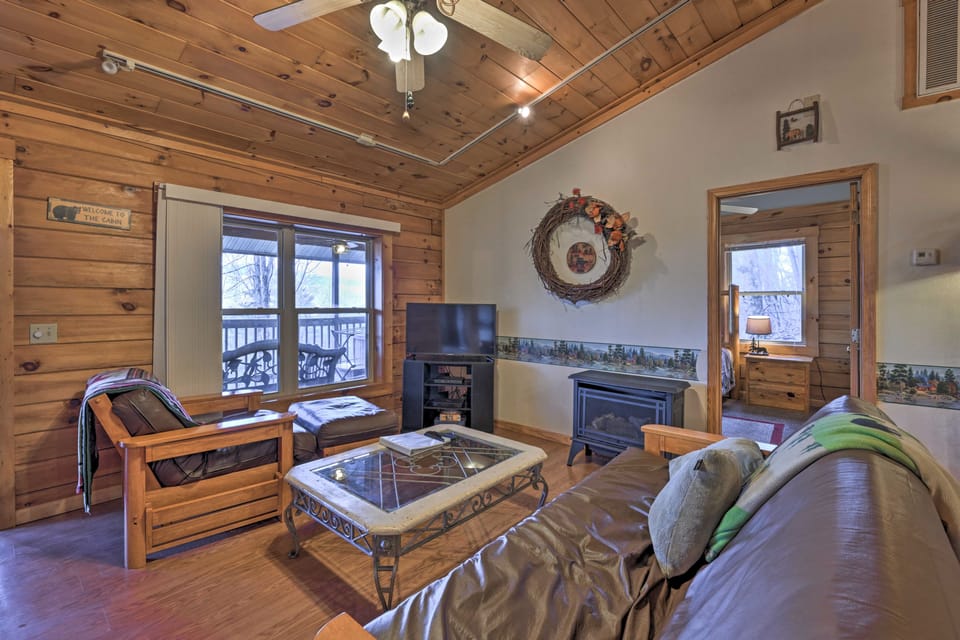 'Bear Den' Cabin: Hot Tub, 4 Mi to Nantahala River House in Fontana Lake