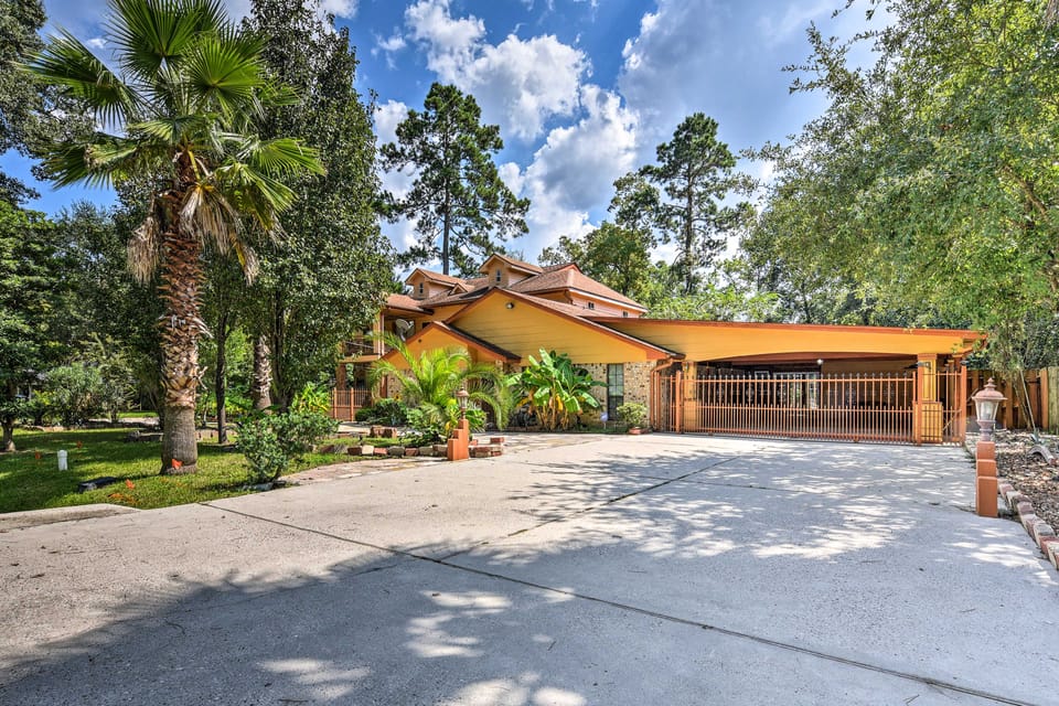 Spacious Conroe Home w/ Foosball & Pool Table! House in Texas