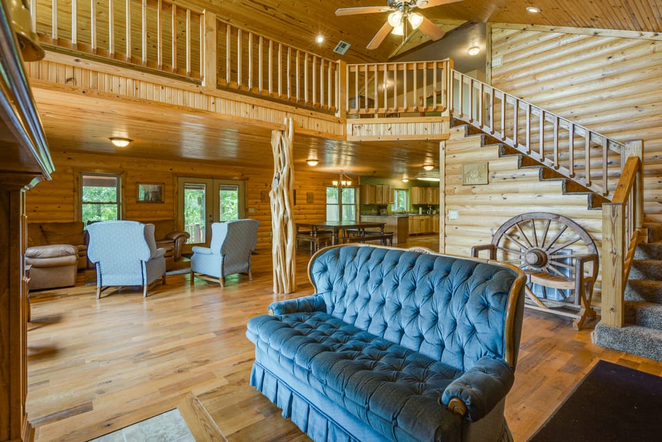 Spacious Log Cabin in Fairland, 1 Mi to Grand Lake House in Ozark Mountains
