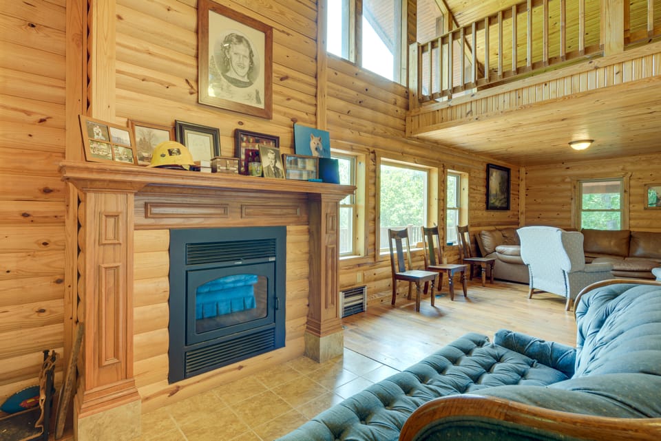 Spacious Log Cabin in Fairland, 1 Mi to Grand Lake House in Ozark Mountains