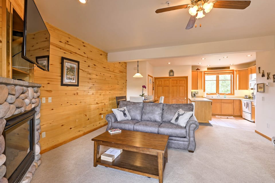 7 Mi to National Park: Grand Lake Condo w/ Deck! Apartment in Grand Lake