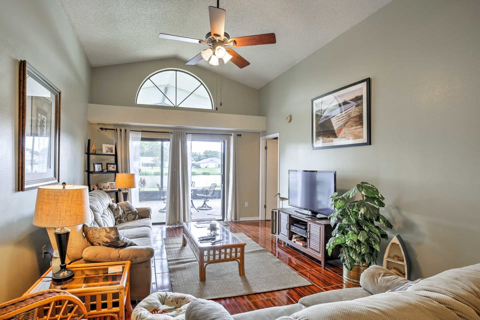 Lakefront Brandon Home w/ Patio & Screened Lanai! House in Brandon