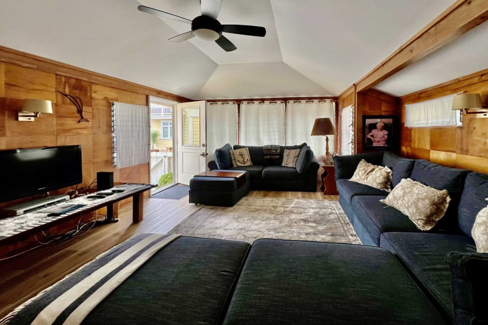 Walk to Beach & Main St: Catalina Island Cottage! Cottage in Avalon