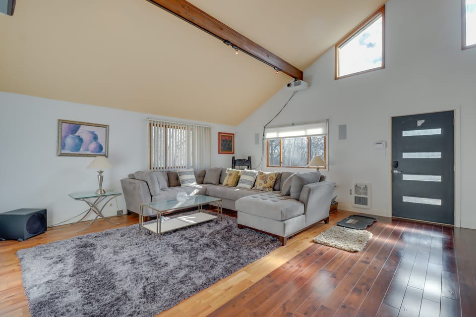 Cozy Pennsylvania Home w/ Pool Table & Pool Access House in Pocono Mountains