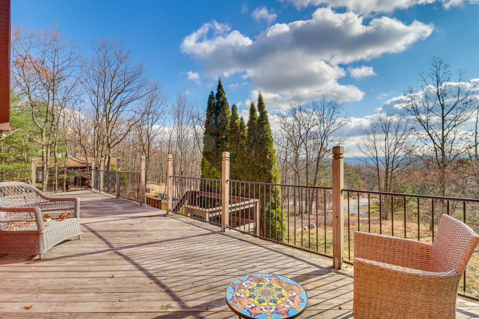 Cozy Pennsylvania Home w/ Pool Table & Pool Access House in Pocono Mountains