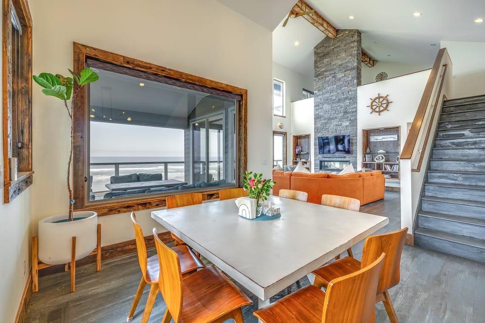 Oceanfront Home w/ Hot Tub, Sauna, 8 Mi to Newport House in Oregon