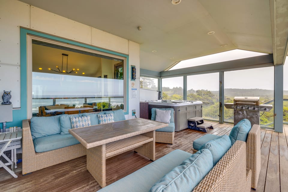 Oceanfront Home w/ Hot Tub, Sauna, 8 Mi to Newport House in Oregon