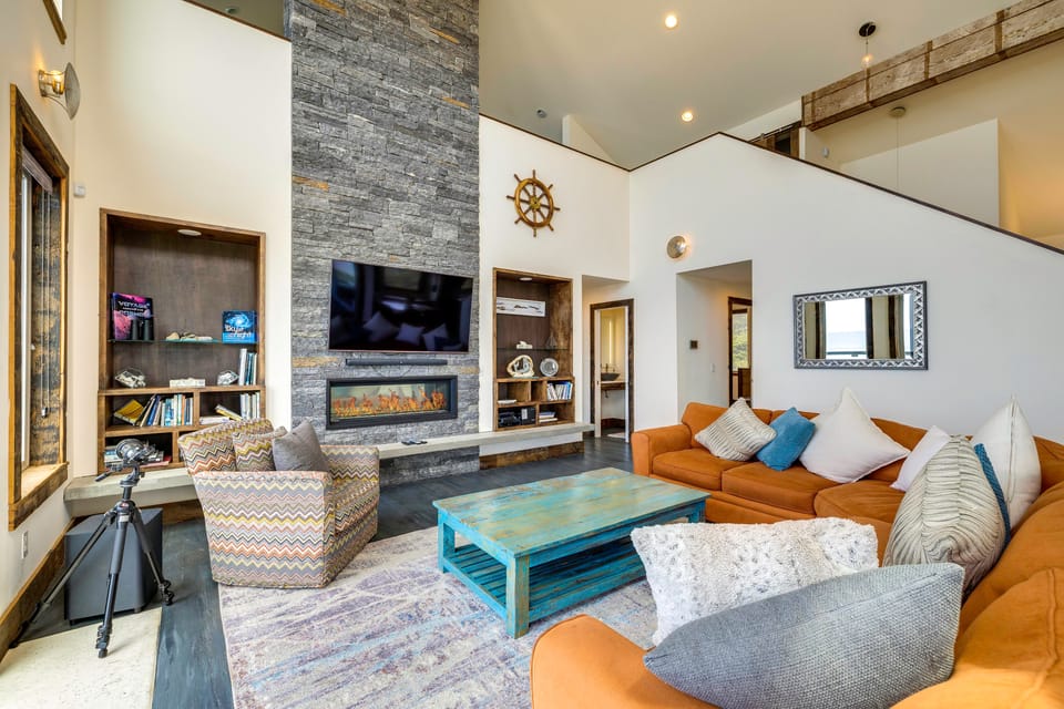 Oceanfront Home w/ Hot Tub, Sauna, 8 Mi to Newport House in Oregon