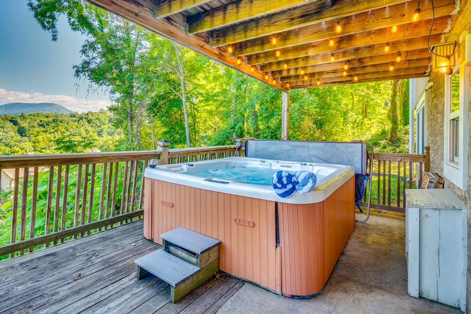 Mtn-View Cabin w/ Private Hot Tub in Gatlinburg! House in Gatlinburg
