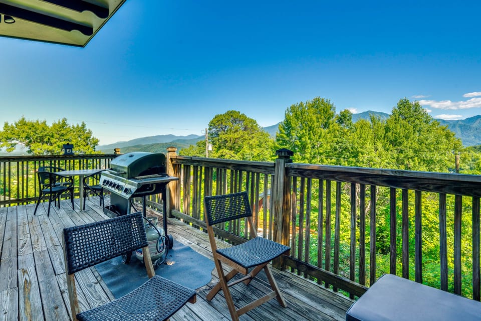Mtn-View Cabin w/ Private Hot Tub in Gatlinburg! House in Gatlinburg
