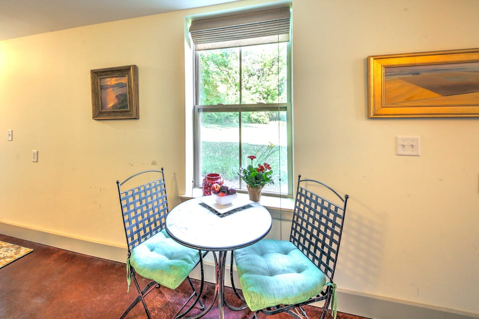 Augusta Studio at Halcyon Spa Bed & Breakfast Apartment in Ozark Mountains