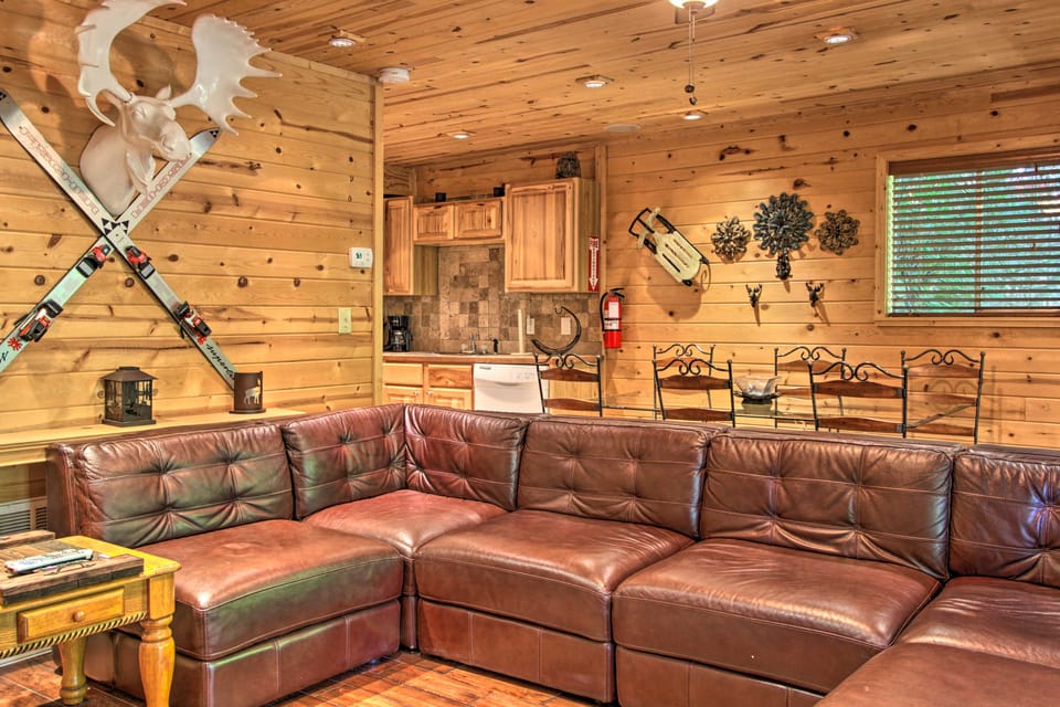 2 Mi to Town! Gatlinburg Chalet w/ Hot Tub Cottage in Gatlinburg
