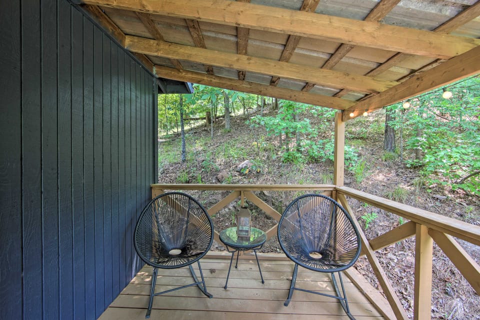 Cozy Avinger Cabin w/ Fire Pit & Deck Apartment in Lake O the Pines