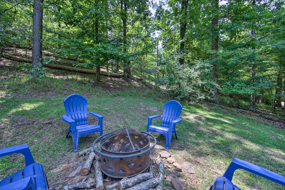 Cozy Avinger Cabin w/ Fire Pit & Deck Apartment in Lake O the Pines