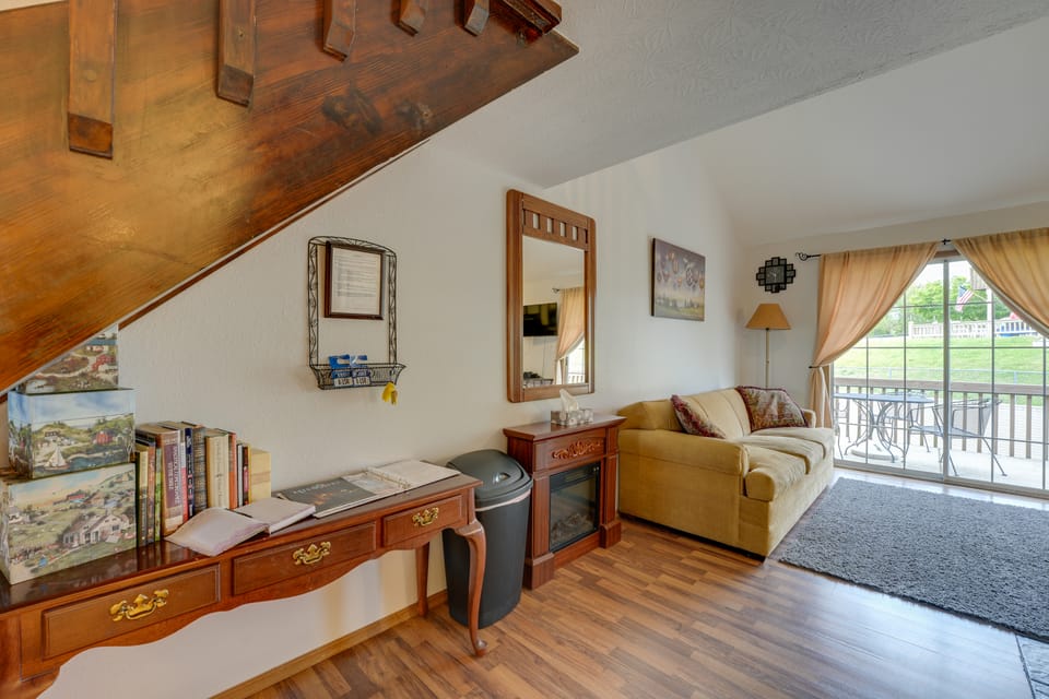 3 Mi to Titanic Museum: Branson Condo w/ Fireplace Apartment in Branson