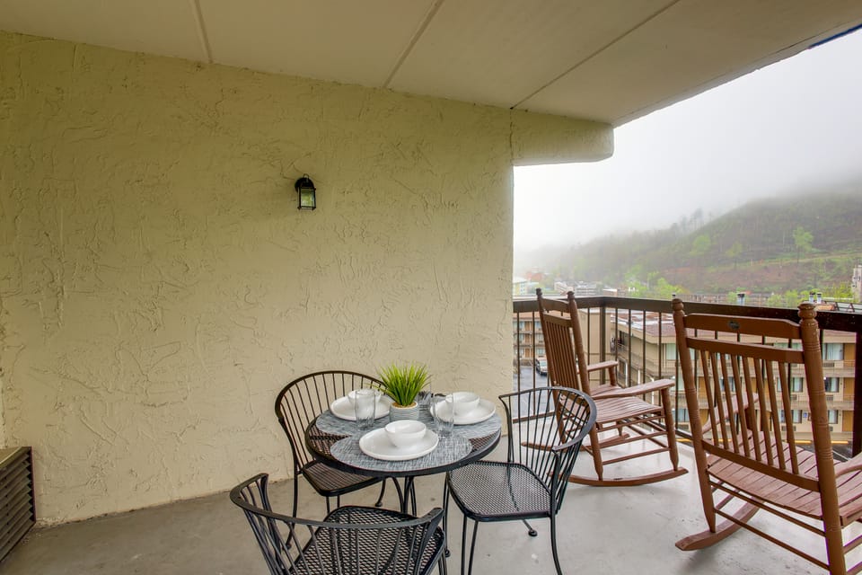Walk to Town! Gatlinburg Condo w/ Mountain Views Apartment in Gatlinburg