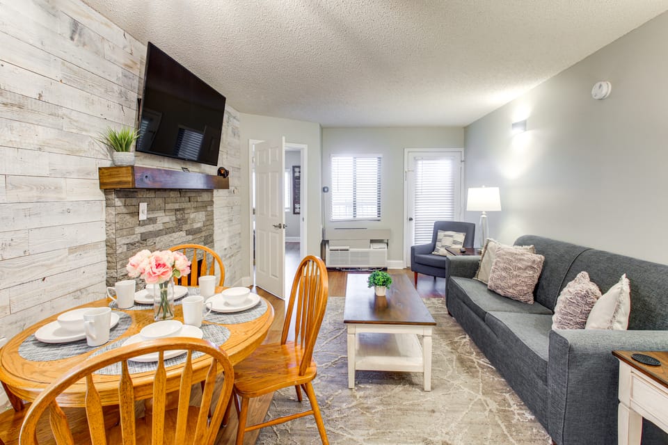 Walk to Town! Gatlinburg Condo w/ Mountain Views Apartment in Gatlinburg