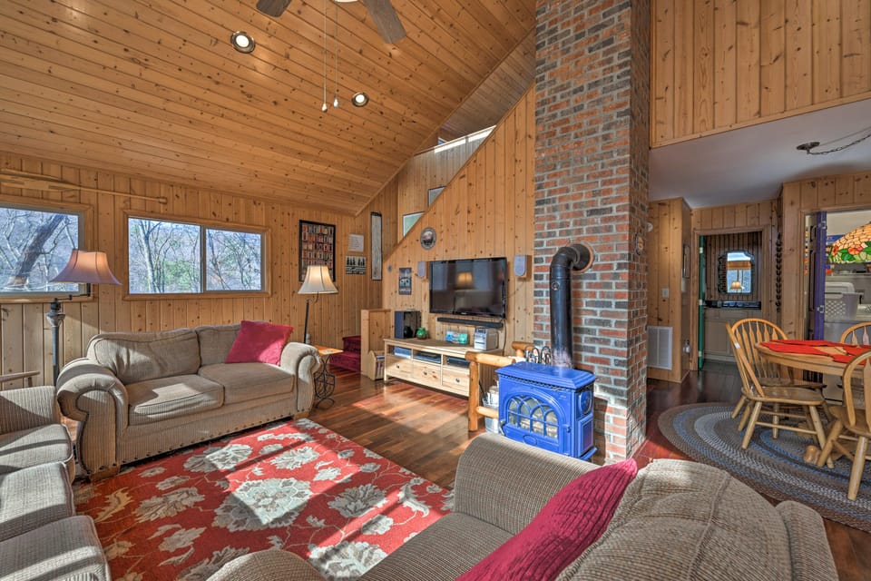North Carolina Escape w/ Deck, Grill & Fire Pit! House in Tennessee