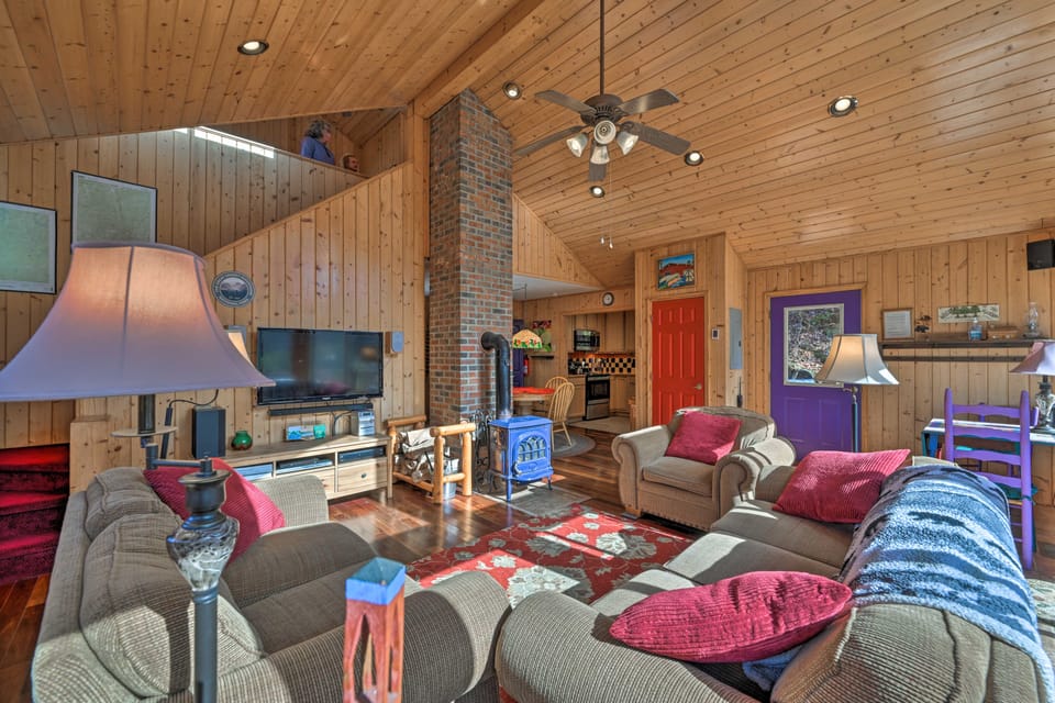North Carolina Escape w/ Deck, Grill & Fire Pit! House in Tennessee