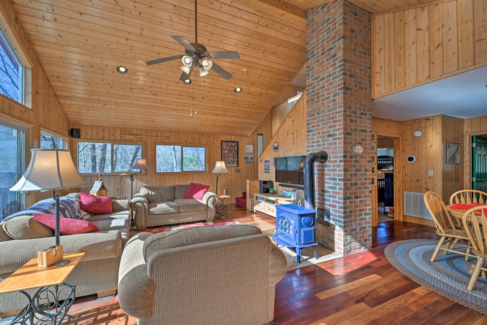 North Carolina Escape w/ Deck, Grill & Fire Pit! House in Tennessee
