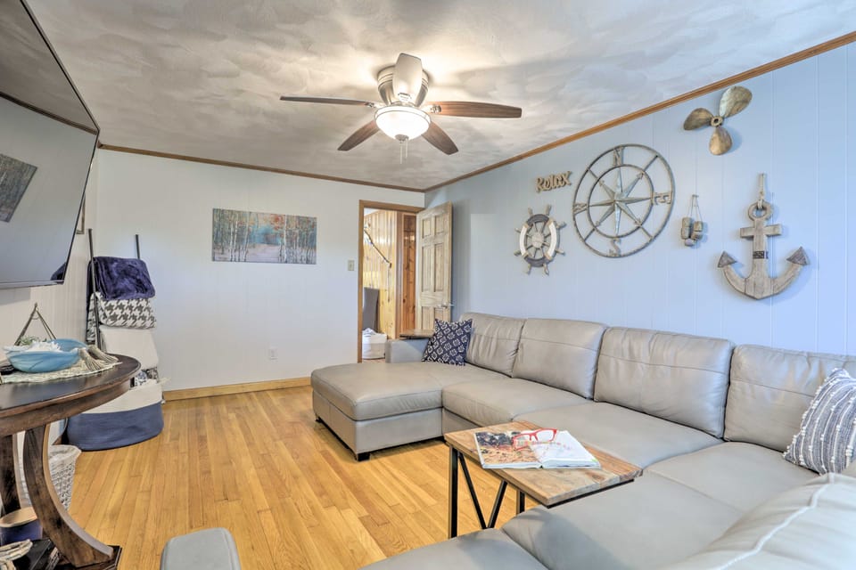 Football Fans Lake Retreat - 5 Mi to Gillette! House in Massachusetts