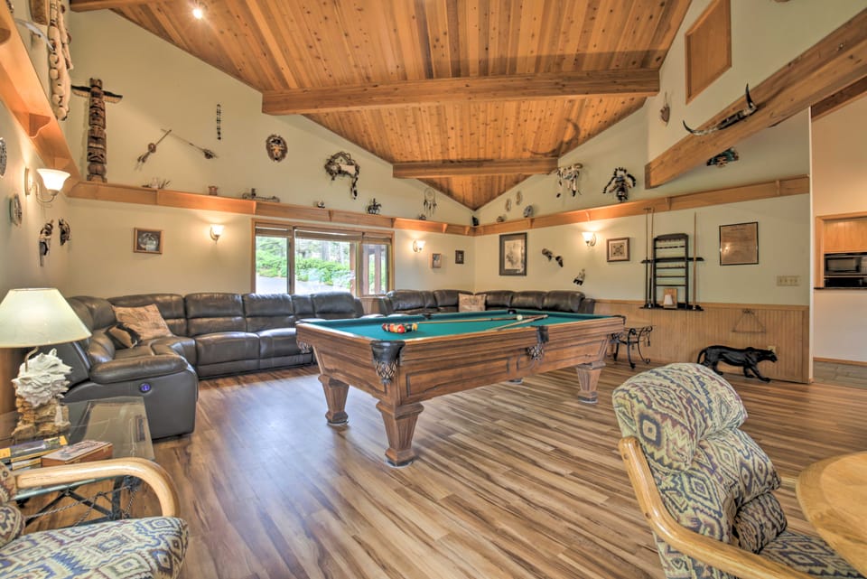 Walk to Ocean: Home w/ Hot Tub in South Beach! House in Oregon