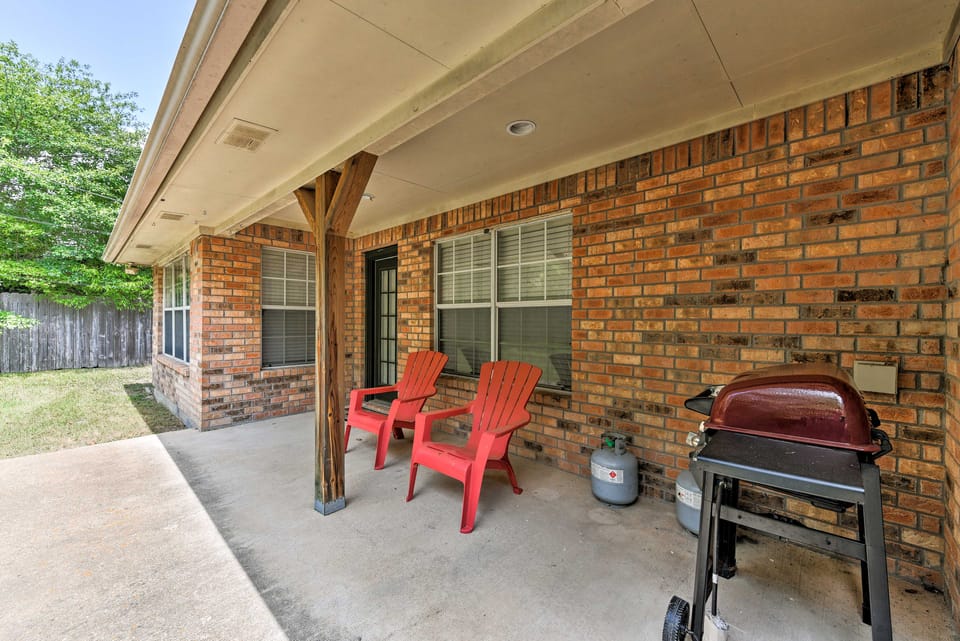 Cozy College Station Home w/ Patio and Fireplace House in College Station