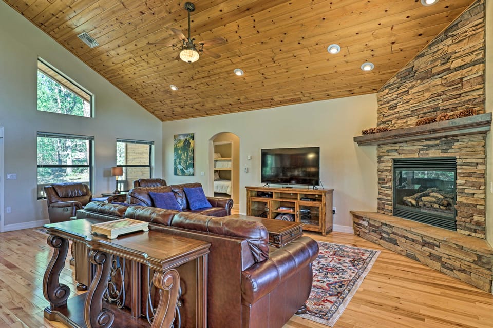 Serene Lakeside Cabin w/ Decks + Edler Lake Views! House in Pinetop-Lakeside