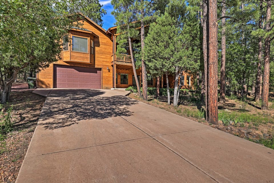 Serene Lakeside Cabin w/ Decks + Edler Lake Views! House in Pinetop-Lakeside