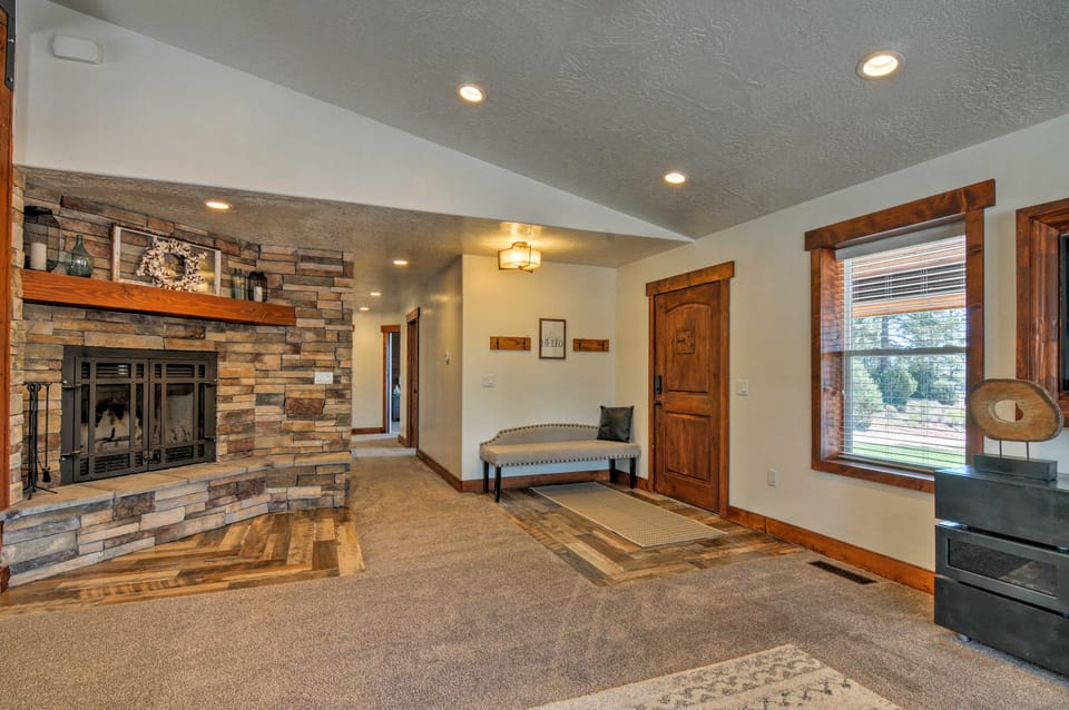 Luxe Home ~ 2 Mi to Bryce Canyon National Park! House in Utah