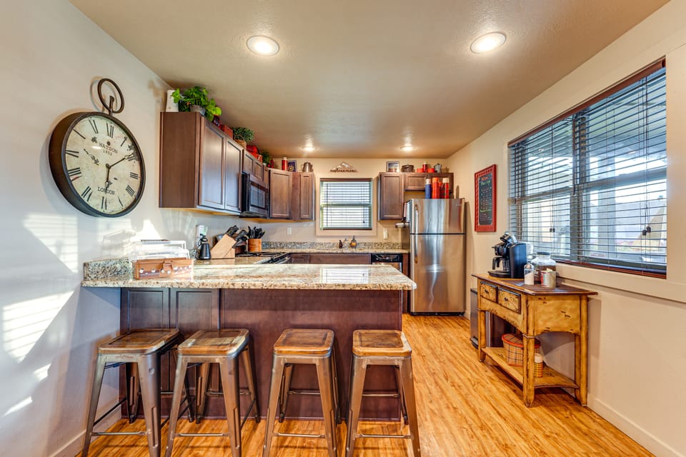 Little Indian Resort Cabin: Pool + Walk to Lake! House in Table Rock Lake