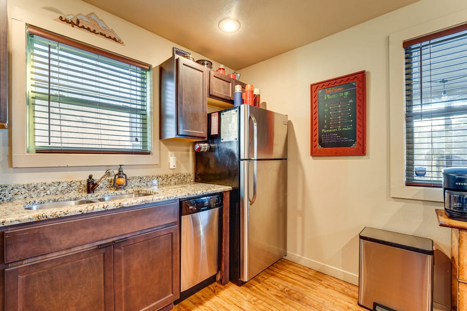 Little Indian Resort Cabin: Pool + Walk to Lake! House in Table Rock Lake