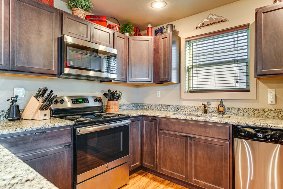 Little Indian Resort Cabin: Pool + Walk to Lake! House in Table Rock Lake