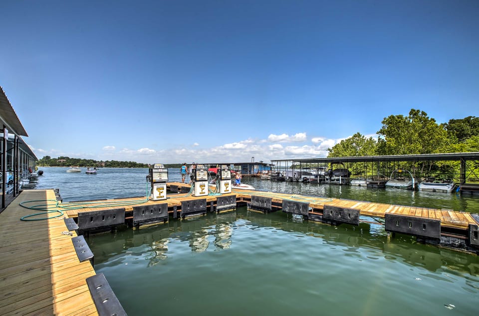 Cozy Resort Cabin: Walk to Lake + Pool! House in Table Rock Lake