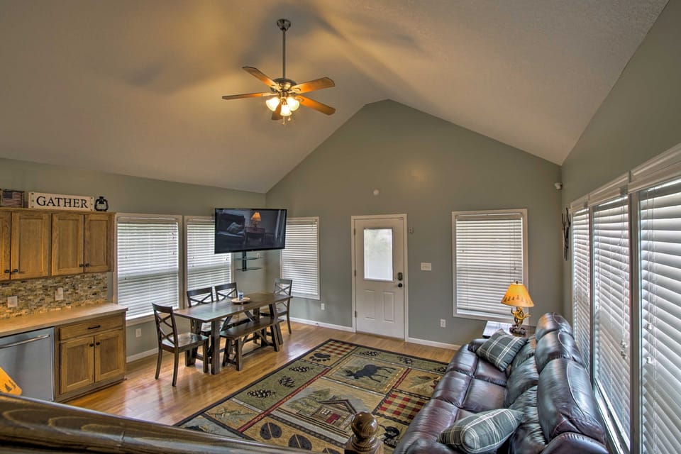 Half Mi to Yacht Club: Home by Perry Lake! House in Kansas