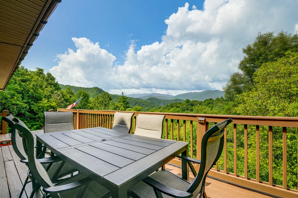 Hot Tub & Mtn Views: Beautiful Bryson City Home House in Swain County